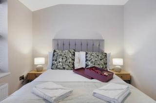 Modern 1BR 2 Min to Station By Stay With Us - 6