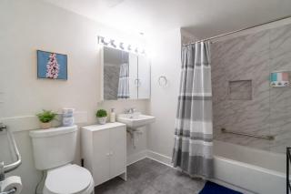 McCormick Place Beautiful Studio Suite with Optional Parking and Gym Access Sleeps 4 Near Soldier Field and Downtown Chicago - 4