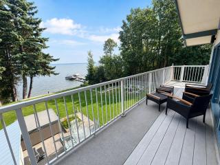 Pigeon Lakefront Escape - Hot Tub Arcade 4BR - 6