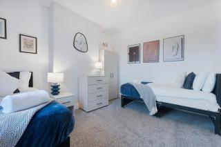 Central Darlington Sleeps 8 with WiFi and Parking - 5