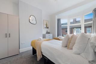 Central Darlington Sleeps 8 with WiFi and Parking - 3