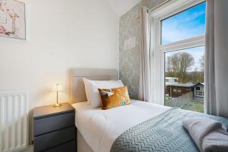 Work Friendly 3 Bed House with Sofa Beds Sleeps 7 - 9