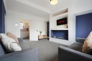 Work Friendly 3 Bed House with Sofa Beds Sleeps 7 - 8