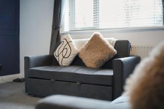 Work Friendly 3 Bed House with Sofa Beds Sleeps 7 - 1