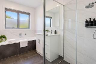 The Villa at 165 Contemporary apartment - Warrane - 2