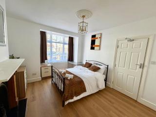 Spacious home with garden in Mitcham - 0