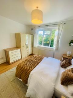 Spacious home with garden in Mitcham - 8
