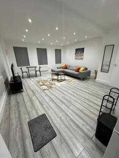 Modern 2-Bed Flat, 1 Min from Luton Mall and Station - 1