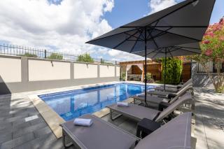 The Oasis - Family-Friendly Holiday Home with Heated Pool - 2