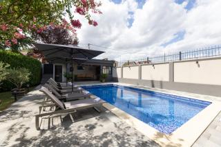 The Oasis - Family-Friendly Holiday Home with Heated Pool - 3
