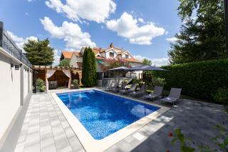 The Oasis - Family-Friendly Holiday Home with Heated Pool - 6