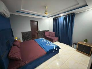 Burgundy Luxe 1-Bed Apartment Eiffel View - 3