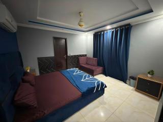 Burgundy Luxe 1-Bed Apartment Eiffel View - 1