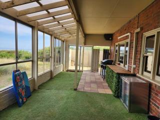 Absolute Beach Front Large 4BR, Pet-friendly, Sleeps 11 - 1