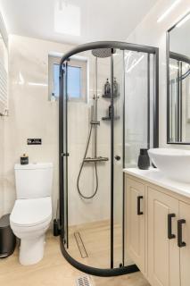 Diosa Luxury Living with Jacuzzi - 8
