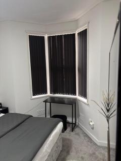 Cardiff Central Spacious 1BR Ground Floor Flat With Garden - 4