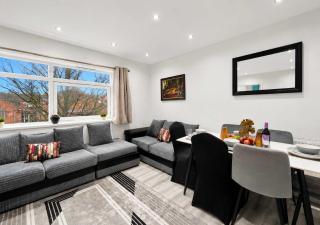 Luxury SE London 4-Bed Apt - Private Balcony & Parking, Workspace & Near Train Station - 6