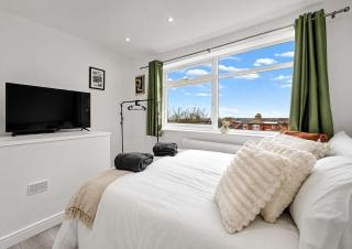 Luxury SE London 4-Bed Apt - Private Balcony & Parking, Workspace & Near Train Station - 9