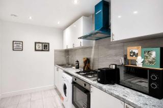 Luxury SE London 4-Bed Apt - Private Balcony & Parking, Workspace & Near Train Station - 8