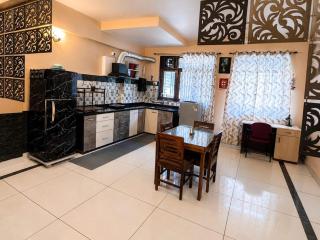 Garcha's Grand Leaf 2 BHK Family Stay in Miramar - 1