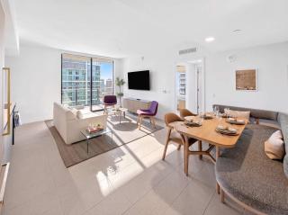 31st Floor Luxury 2BR with Balcony & Pool - 5