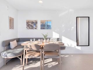31st Floor Luxury 2BR with Balcony & Pool - 1
