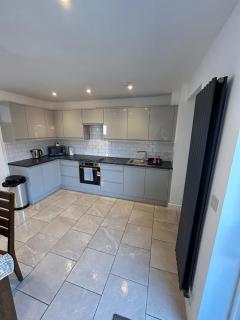 Contractor-Friendly 3 Room Stay - Spacious & Comfy - 0