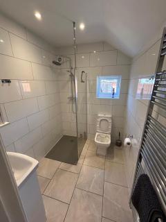 Contractor-Friendly 3 Room Stay - Spacious & Comfy - 6