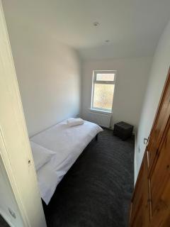 Contractor-Friendly 3 Room Stay - Spacious & Comfy - 2