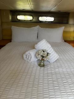 Oyster Fund -The Ultimate Thames Yachtcation Relaxing Peaceful private Island mooring -HEATED -2 Double bedrooms 2 en-suit -70sqm - sleeps up to 4 people - LEGOLAND THORPE PARK ASCOT RACES WENTWORTH LONDON Lapland UK NO Parties- private cruise package - 7