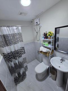 Cozy Dark Luxe Studio Near MCIA Airport Cebu - 1