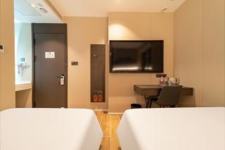 Drifting Bear Hotel-Near The Summer Palace & Old Summer Palace, Close to Line 12 Sijiqing Qiao Station - 1