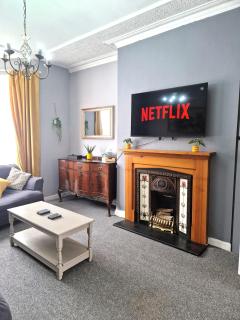 4 Bedroom House - Free Parking - Self Check In - 5