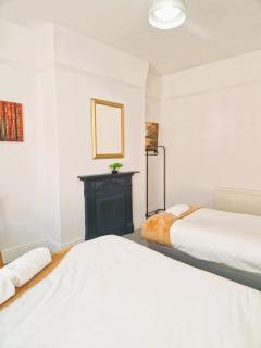 4 Bedroom House - Free Parking - Self Check In - 1