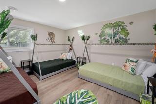 Blair's Jungle House w Hot Tub Game Room - 3