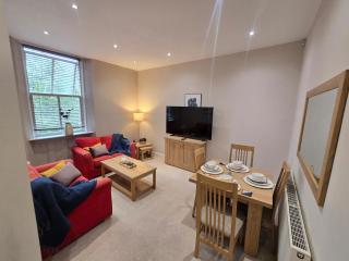 Two Bedroom Apartment With Free Parking - 0