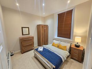 Two Bedroom Apartment With Free Parking - 3