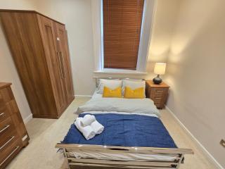 Two Bedroom Apartment With Free Parking - 2