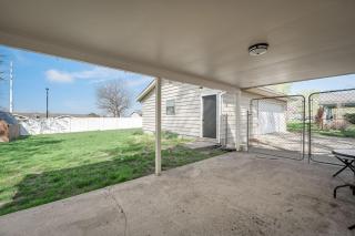 Blair's Cozy Ranch 3 Bed 1 Bath - 2