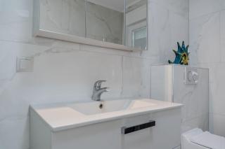 Free parking I 2 BR, kitchen & terrace - 6
