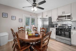 Blair's O'Fallon 3 Bed 2 Bath Split Level Sleeps 9 - 7
