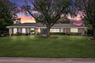 Blair's Pool House - Creve Coeur Hot Tub Game Room - 9
