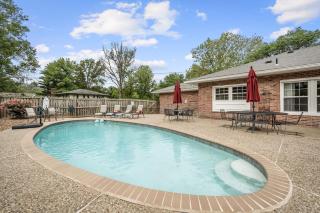 Blair's Pool House - Creve Coeur Hot Tub Game Room - 7
