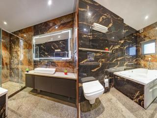 Hotel Preet Inn 05 Mints Walking Distance Nizamuddin Railway Station - 9