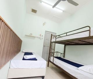 Cozy Kampung stay for 30 pax With Breakfast & Aircond - 8