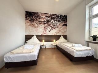 WORKERS VIEW -Worms, 7 single bed, 5 BR, parking, WLAN - 7