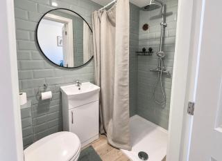 Spacious En-Suite Rooms & Off-Suite Rooms Near Hospital and Shops - Peterborough - 3