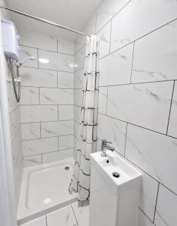 Modern En-Suite Room with King Size Bed, Kitchenette, Fridge & Smart TV near hospital and Bretton Park & Contractors Welcome - 2