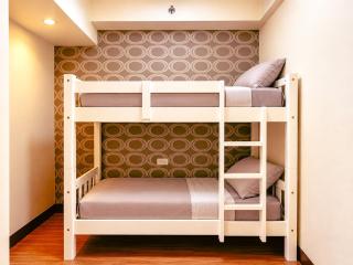 Elegant 3BR Condo with Resort Pools Near BGC Taguig - 2