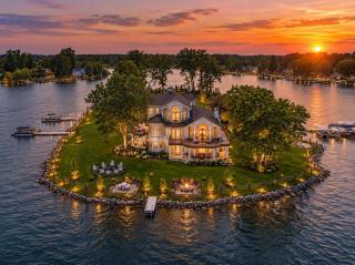 Private Island Retreat With Beach and Hot Tub - 1